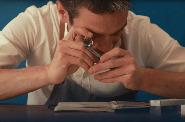 Examen d'une pierre à la loupe